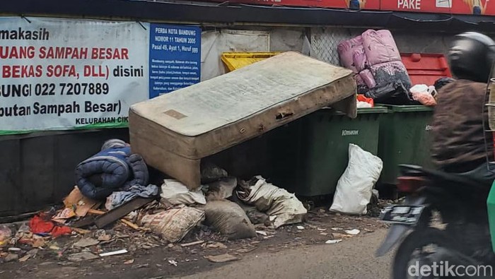 Sampah di Cicadas Bandung