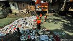 Ramadan, Petugas Tetap Semangat Bersihkan Sampah Sungai