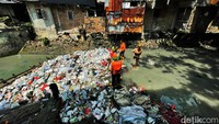 Sampah itu dibersihkan karena menghambat aliran sungai.