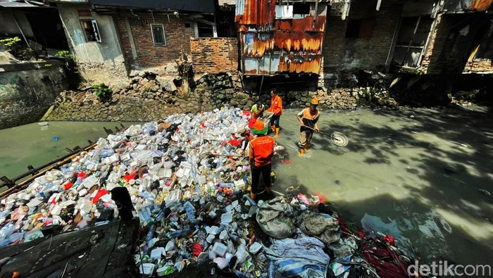 Kurangnya kesadaran membuang sampah pada tempatnya, membuat warga seenaknya membuang di Kali Jati Baru, Tanah Abang, Jakarta Pusat.