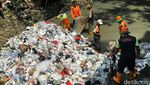 Ramadan, Petugas Tetap Semangat Bersihkan Sampah Sungai