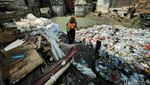 Ramadan, Petugas Tetap Semangat Bersihkan Sampah Sungai