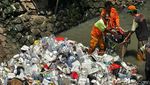 Ramadan, Petugas Tetap Semangat Bersihkan Sampah Sungai