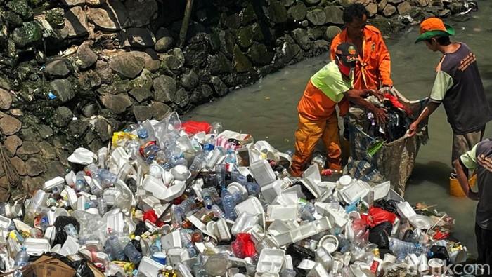 Kurangnya kesadaran membuang sampah pada tempatnya, membuat warga seenaknya membuang di Kali Jati Baru, Tanah Abang, Jakarta Pusat.