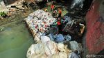 Ramadan, Petugas Tetap Semangat Bersihkan Sampah Sungai