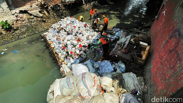 Kurangnya kesadaran membuang sampah pada tempatnya, membuat warga seenaknya membuang di Kali Jati Baru, Tanah Abang, Jakarta Pusat.