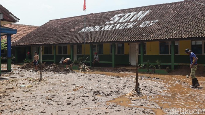 SD di Rancaekek tertutupi lumpur.