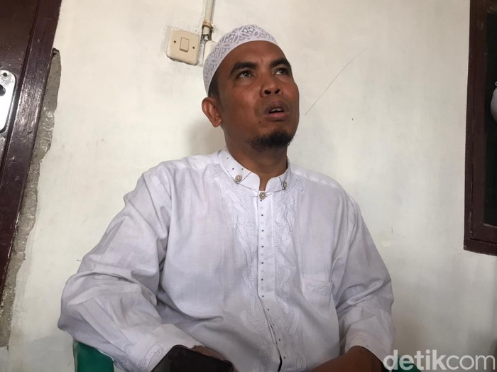 Sebuah mobil tertabrak KRL di perlintasan kereta Citayam-Depok. Sopir mobil, Ahmad Yasin, tersebut menceritakan detik-detik kecelakaan tersebut. (Dwi Rahmawati/detikcom)