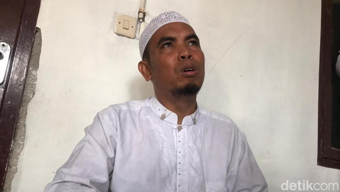 Sebuah mobil tertabrak KRL di perlintasan kereta Citayam-Depok. Sopir mobil, Ahmad Yasin, tersebut menceritakan detik-detik kecelakaan tersebut. (Dwi Rahmawati/detikcom)