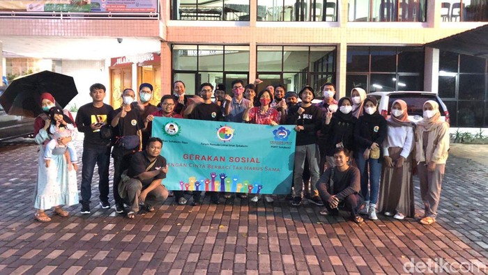 Sejumlah komunitas di Sukabumi melakukan aksi sosial.