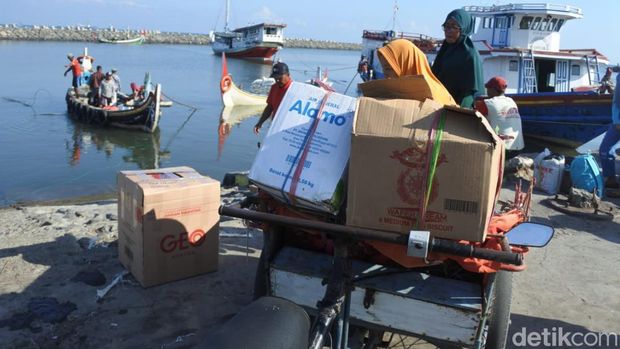 Sejumlah pemudik asal Situbondo rela naik perahu kayu untuk mengunjungi sanak familinya lebih awal.