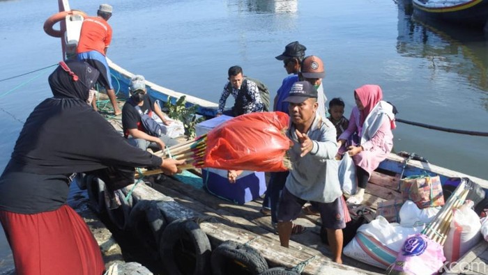 Sejumlah pemudik asal Situbondo rela naik perahu kayu untuk mengunjungi sanak familinya lebih awal.