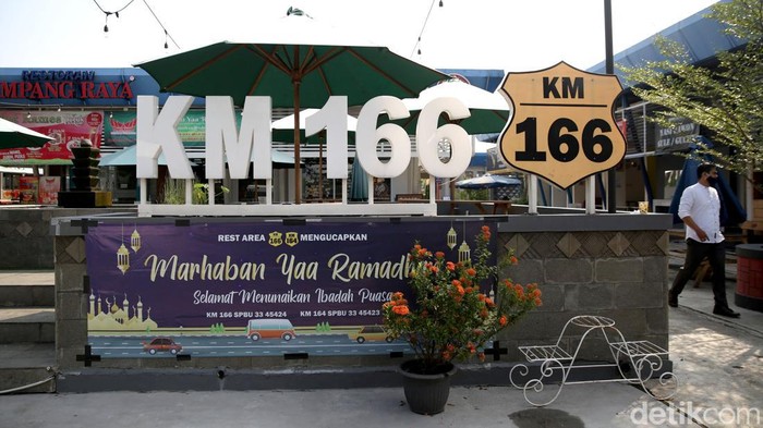 Rest Area KM 166 Tol Cipali arah Cirebon tak cuma dilengkapi SPBU. Beragam fasilitas lain tersedia untuk pengendara yang hendak rehat sejenak di sini. Apa saja?