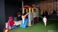 Fasilitas yang tersedia di rest area ini mulai dari SPBU, area parkir, tempat ibadah, pujasera, ATM, toilet umum, minimarket, layanan kesehatan, hingga bengkel siaga.