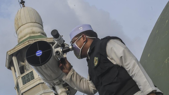 Petugas Masjid Al-Musyariin meneropong posisi hilal (bulan sabit muda) untuk menentukan 1 Ramadhan 1441 H di Jakarta Barat, Kamis (23/4/2020). Berdasarkan pantauan hilal di beberapa daerah, Kementerian Agama menetapkan 1 Ramadhan 1441 H jatuh pada Jumat (24/4/2020). ANTARA FOTO/Muhammad Adimaja/aww.
