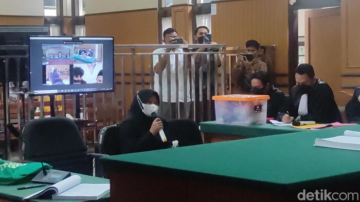 Sidang lanjutan kasus dugaan pembunuhan berencana dengan terdakwa Abdul Latif (48) pria berkebangsaan Arab Saudi diwarnai tangis ibu korban.