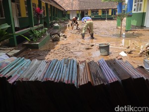Masih Berlumpur, Ujian Siswa SDN 7 Rancaekek Ngungsi ke Masjid