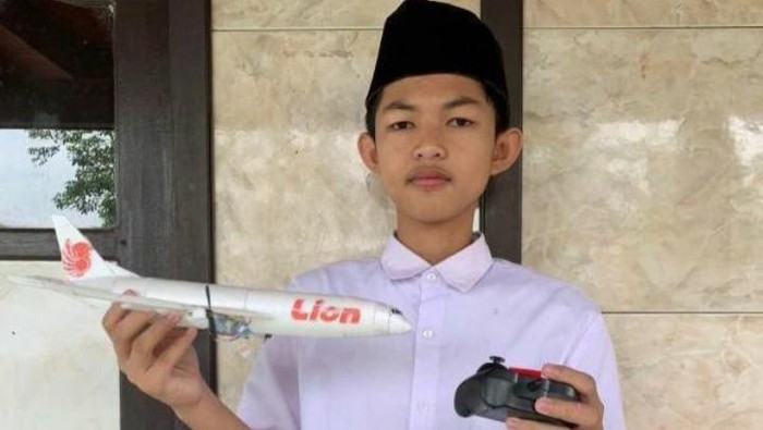 Siswa di Palopo Rakit Pesawat Mainan Pakai Styrofoam Kotak Nasi Bekas