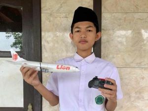 Siswa di Palopo Rakit Pesawat Mainan Pakai Styrofoam Kotak Nasi Bekas