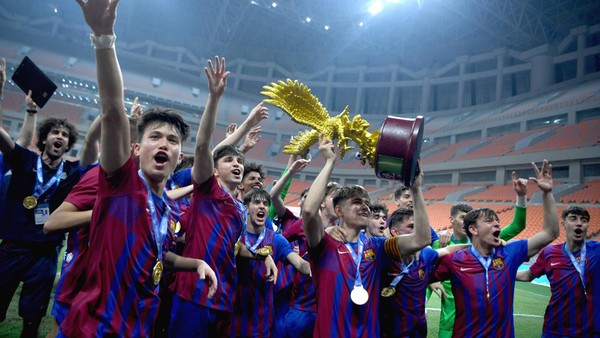 Sorak Sorai Barcelona U-18 Angkat Trofi di JIS Usai Juara IYC 2022