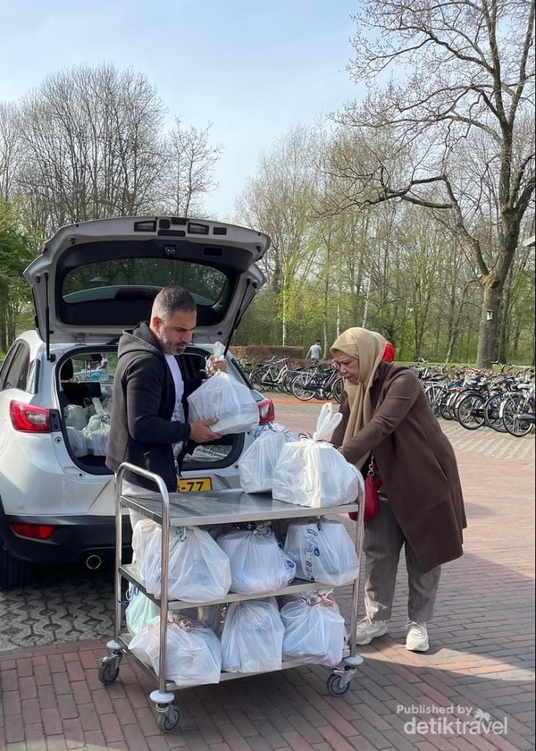 Mempersiapkan paket Ramadan untuk para pengungsi yang ada di Utrecht