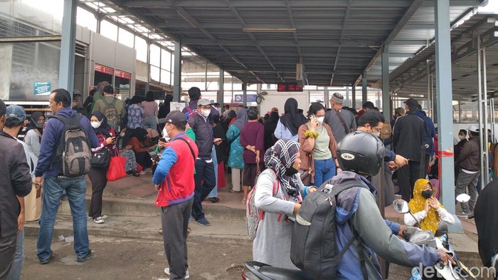 Suasana di Stasiun Citayam imbas kecelakaan KRL Vs Mobil