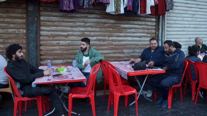 Suasana Malam Ramadan di Yordania People walk outside a mosque along a street decorated for the holy month of Ramadan in Amman, Jordan, April 7, 2022. Picture taken April 7, 2022. REUTERS/Muath Freij