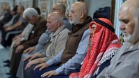 Sejumlah pria berdoa di dalam masjid saat bulan Ramadan.