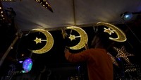 Seorang pria merawat lampu hias yang dipajang untuk dijual selama bulan suci Ramadan.