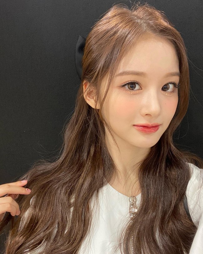 Meskipun baru debut, Sullyoon NMIXX menjadi perbincangan karena tak pernah jelek sejak kecil. Dia berhasil lulus audisi SM Entertainment, YG Entertainment, Fantagio Entertainment, dan FNC Entertainment. Namun akhirnya memilih JYP Entertainment. Foto: dok. Instagram @nmixx_official