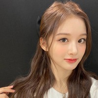 Meskipun baru debut, Sullyoon NMIXX menjadi perbincangan karena tak pernah jelek sejak kecil. Dia berhasil lulus audisi SM Entertainment, YG Entertainment, Fantagio Entertainment, dan FNC Entertainment. Namun akhirnya memilih JYP Entertainment. Foto: dok. Instagram @nmixx_official