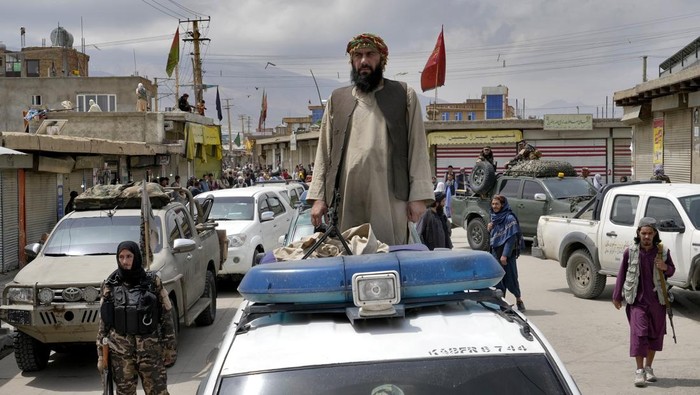 Taliban Jaga Ketat Lokasi Ledakan Bom di Sekolah Afghanistan Bom meledak di sekolah yang berada di lingkungan Syiah di Kabul, Afghanistan. Sedikitnya 6 orang tewas dan 11 lainnya terluka akibat dua ledakan bom di sekolah.