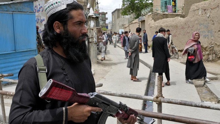 Taliban Jaga Ketat Lokasi Ledakan Bom di Sekolah Afghanistan Bom meledak di sekolah yang berada di lingkungan Syiah di Kabul, Afghanistan. Sedikitnya 6 orang tewas dan 11 lainnya terluka akibat dua ledakan bom di sekolah.