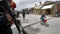 Pasukan Taliban berjaga di lokasi ledakan di depan sebuah sekolah yang berada di kawasan Kabul, Afghanistan, Selasa (19/4/2022) waktu setempat.