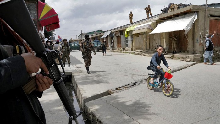Taliban Jaga Ketat Lokasi Ledakan Bom di Sekolah Afghanistan Bom meledak di sekolah yang berada di lingkungan Syiah di Kabul, Afghanistan. Sedikitnya 6 orang tewas dan 11 lainnya terluka akibat dua ledakan bom di sekolah.