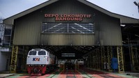 Sebuah lokomotif kereta api keluar dari Depo Lokomotif Daop 2 Bandung, Jawa Barat, Rabu (20/4/2022). (Raisan Al Farisi/Antara Foto)