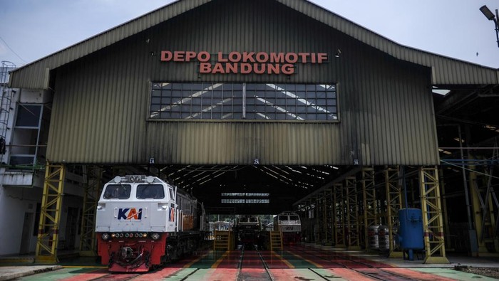 Tengok Perawatan Lokomotif Kereta Api Jelang Arus Mudik Lebaran Berbagai persiapan dilakukan PT KAI jelang arus mudik lebaran 2022. Persiapan-perawatan kereta itu dilakukan di sejumlah tempat mulai Bandung hingga Banyuwangi.