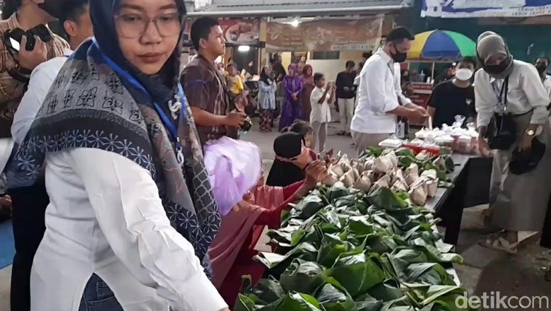 Tradisi Tukar Takir di Brebes Masyarakat di Brebes saling bertukar makanan dalam tradisi tukar takir.
