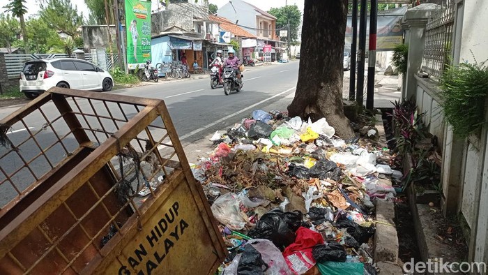 Tumpukan sampah di Tasikmalaya.