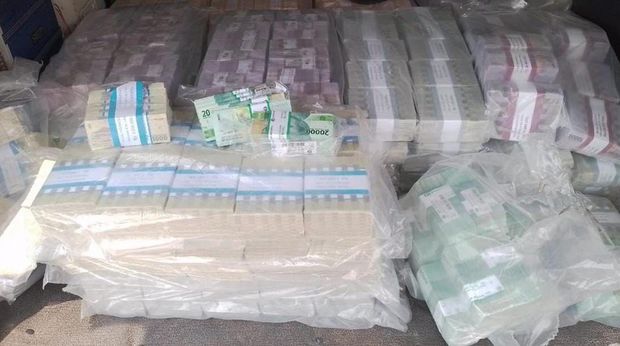 uang tunai Rp 3,7 miliar