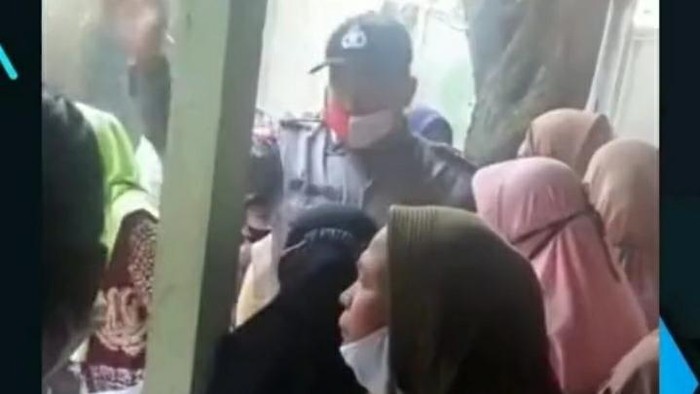 Viral polisi dinarasikan usir warga yang belum vaksin booster saat pembagian bansos di Brebes.