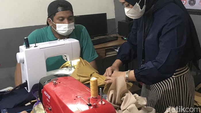 Warga binaan belajar menjahit.