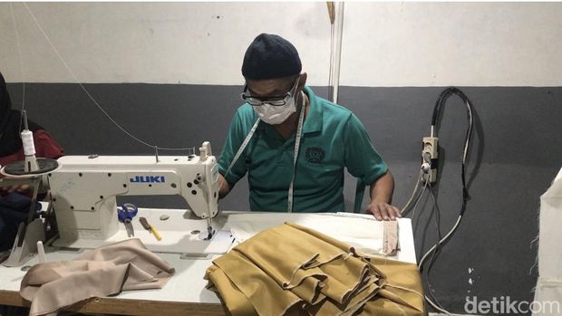 Warga binaan belajar menjahit.