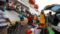 Calon penumpang antre memasuki kapal perintis Sabuk Nusantara 91 di Pelabuhan Tanjungwangi, Banyuwangi, Jawa Timur, Rabu (20/4/2022).