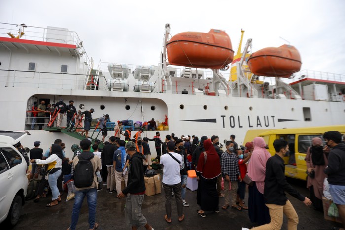 Calon penumpang antre memasuki kapal perintis Sabuk Nusantara 91 di Pelabuhan Tanjungwangi, Banyuwangi, Jawa Timur, Rabu (20/4/2022). Warga kepulauan Madura seperti Sapeken, Raas, dan Sapudi memilih mudik lebih awal untuk menghindari kepadatan karena transportasi hanya dapat ditempuh melalui jalur laut saja dan sesuai jadwal tinggal tersisa satu kali jadwal pelayaran lagi sebelum Lebaran. ANTARA FOTO/Budi Candra Setya/tom.