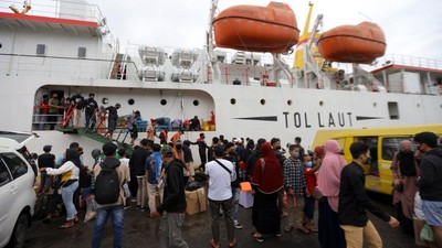 Kapal Terbatas, Warga Madura Mudik Lebih Awal dari Banyuwangi