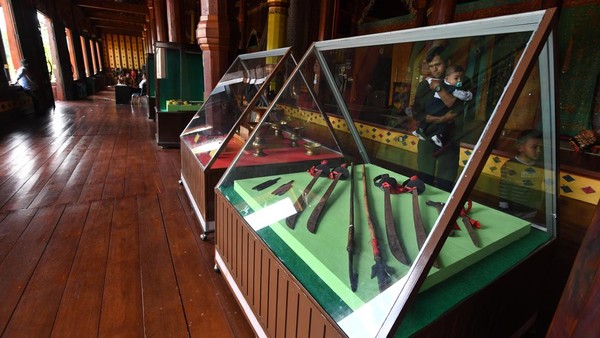 Di Istana Pagaruyung ini pengunjung dapat merasakan pengalaman menggunakan baju adat Minangkabau.  