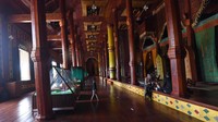 Istananya terdiri dari 3 lantai, dimana di lantai pertama terdapat 9 ruangan kamar.  