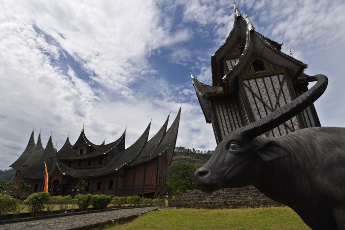 Suasana Istano Basa Pagaruyung di Tanjung Emas, Kabupaten Tanah Datar, Sumatera Barat, Rabu (13/4/2022). Bangunan yang merupakan replika dari istana Kerajaan Pagaruyung tersebut merupakan destinasi edukasi mengenai Kerajaan Pagaruyung dan budaya Minangkabau. Antara Foto/Aditya Pradana Putra/aww.