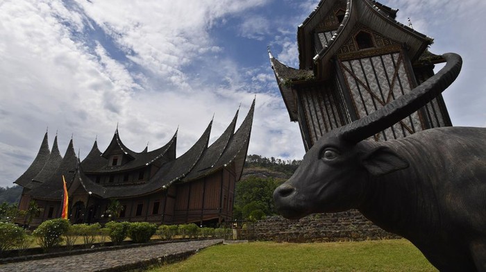 Suasana Istano Basa Pagaruyung di Tanjung Emas, Kabupaten Tanah Datar, Sumatera Barat, Rabu (13/4/2022). Bangunan yang merupakan replika dari istana Kerajaan Pagaruyung tersebut merupakan destinasi edukasi mengenai Kerajaan Pagaruyung dan budaya Minangkabau. Antara Foto/Aditya Pradana Putra/aww.